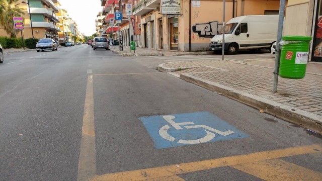 parcheggio disabili ostruisce scivolo via d'avalos (1)