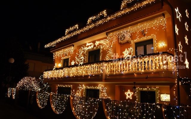 Foto Casa Di Babbo Natale.Casa Di Babbo Natale A Montesilvano Ecco Luci E Attrazioni Della Villa Foto Video Pescarapost